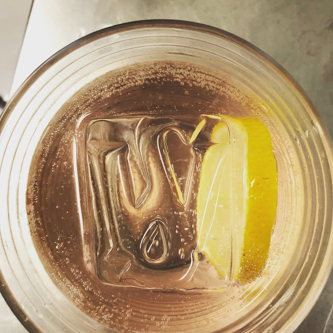 Use um cubo de gelo grande